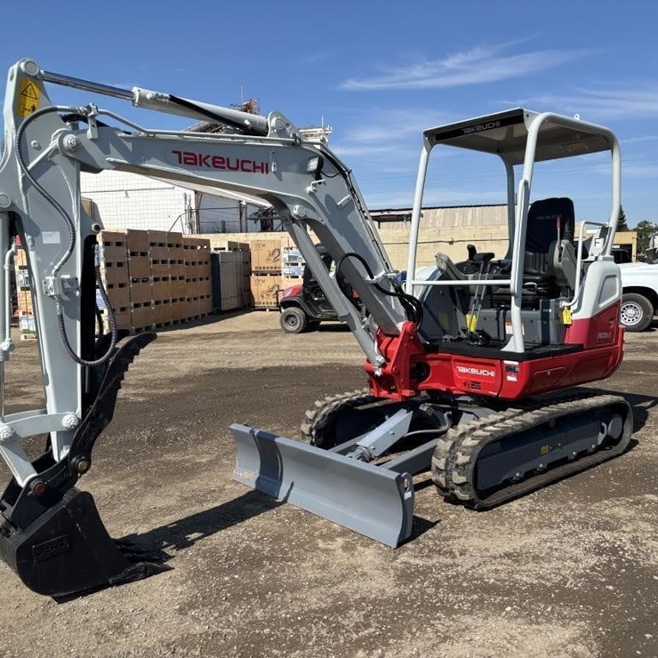 2022 TAKEUCHI TB235-2