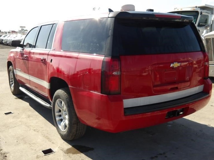 2016-chevrolet-suburban-image-4