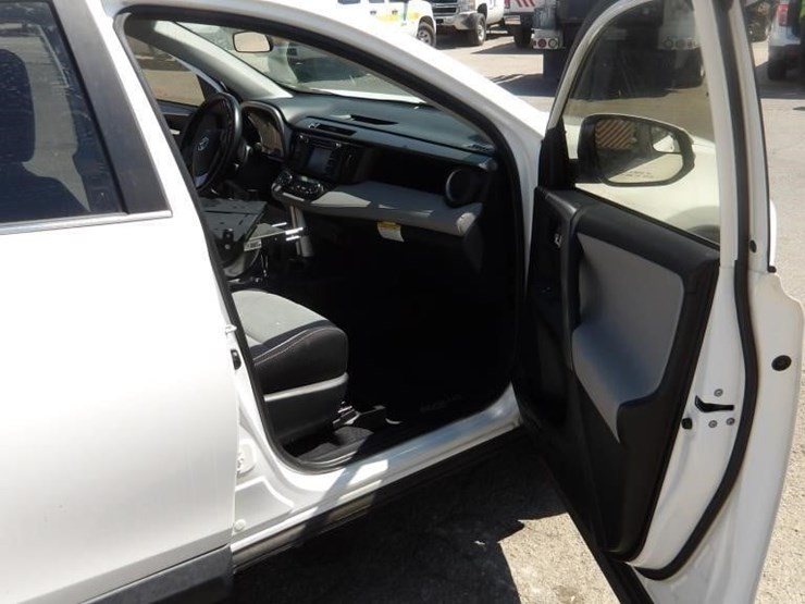 2016-toyota-rav4-image-15