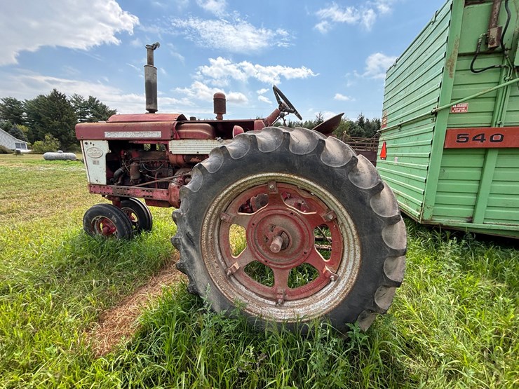 #2567-•-mccormick-farmall-560-gas-tractor-image-8
