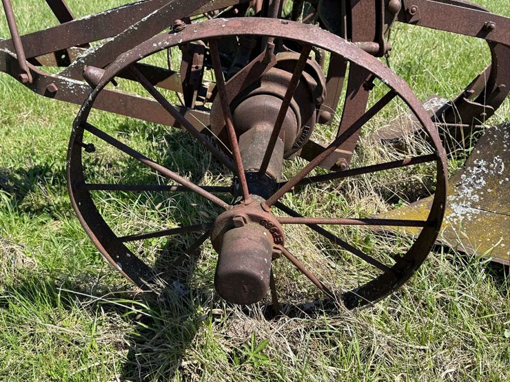 oliver-two-bottom-horse-drawn-walking-plow-with-no.-3-bottoms-image-11