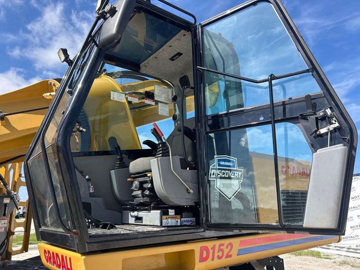 2017-freightliner-m2-106-image-39