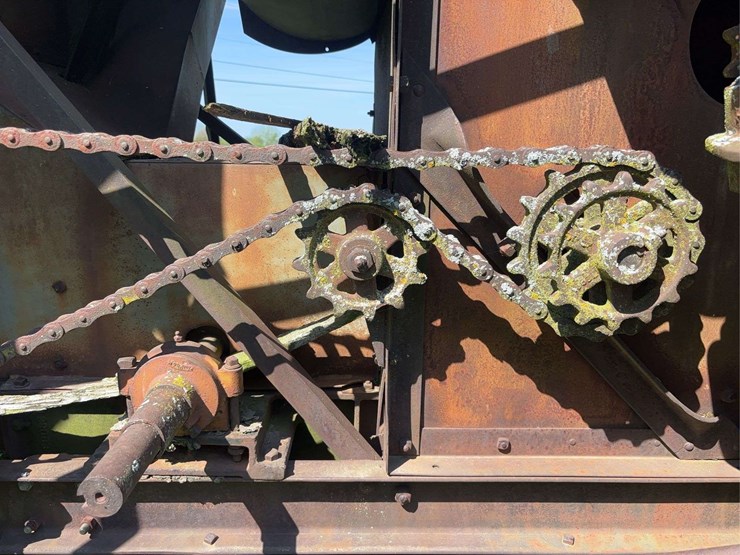 holt-caterpillar-pull-type-combine-image-57
