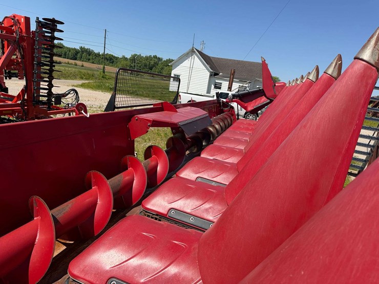 case-4412-12-row-corn-head-image-31