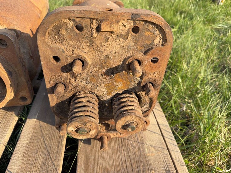 caterpillar-60-image-5