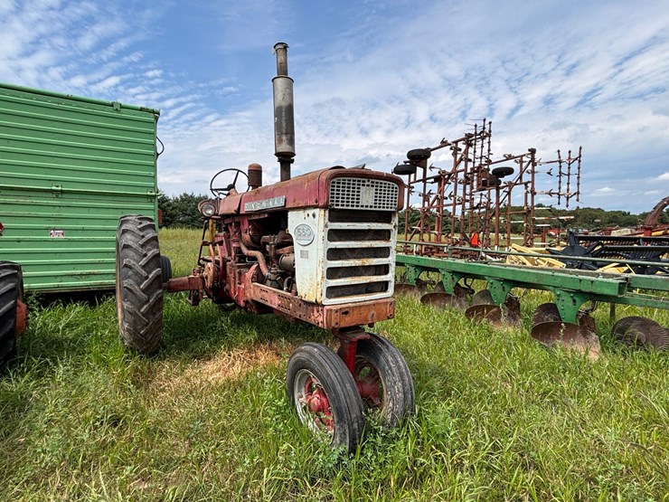 #2567-•-mccormick-farmall-560-gas-tractor-image-4