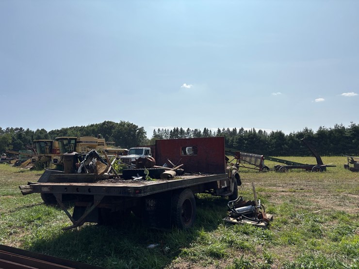#2583-•-dodge-flatbed-truck-(no-title,-for-parts)-image-5