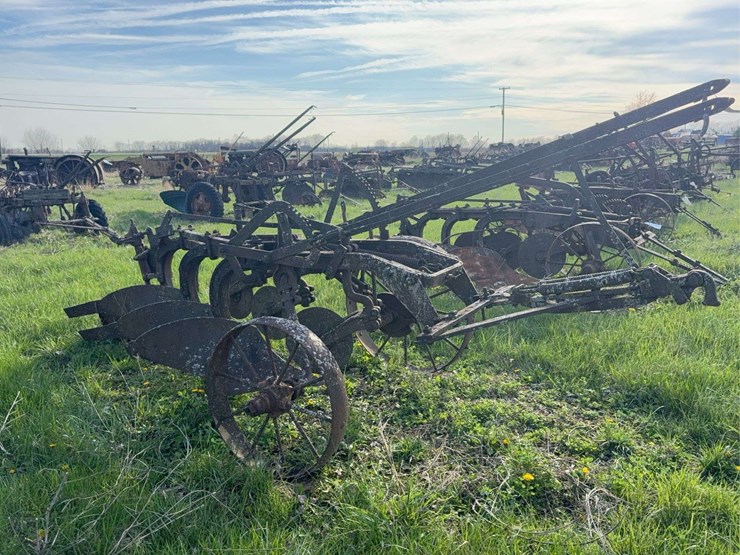 ihc-3-bottom-plow-image-1
