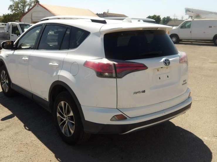 2016-toyota-rav4-image-4