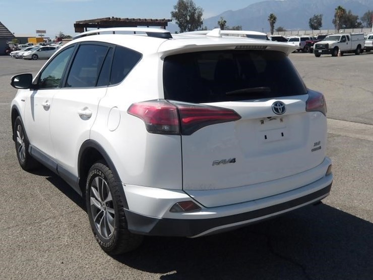 2016-toyota-rav4-image-4