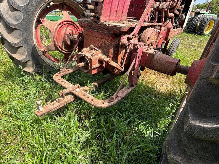 #2567-•-mccormick-farmall-560-gas-tractor-image-24