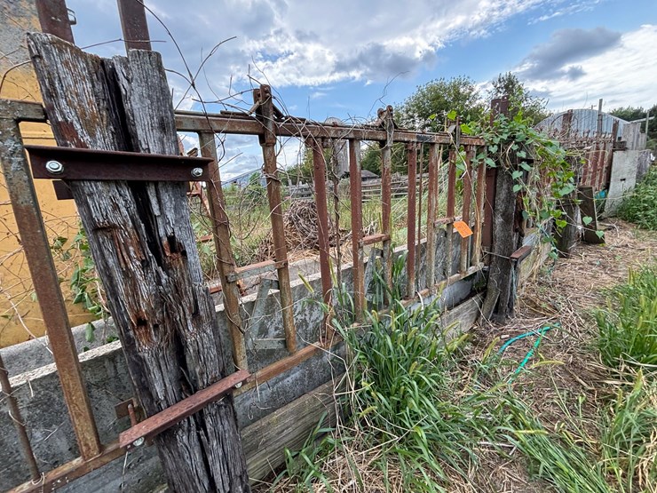 #2590-•-(4)-farm-shop-self-locking-head-gates-image-5