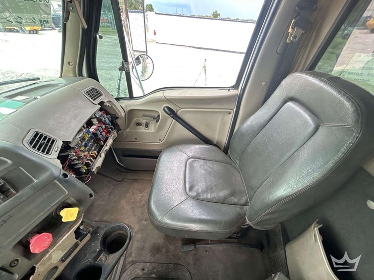 2007-sterling-l9500-image-39