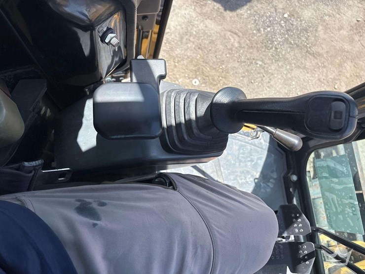 2010-caterpillar-303c-cr-mini-excavator-image-28