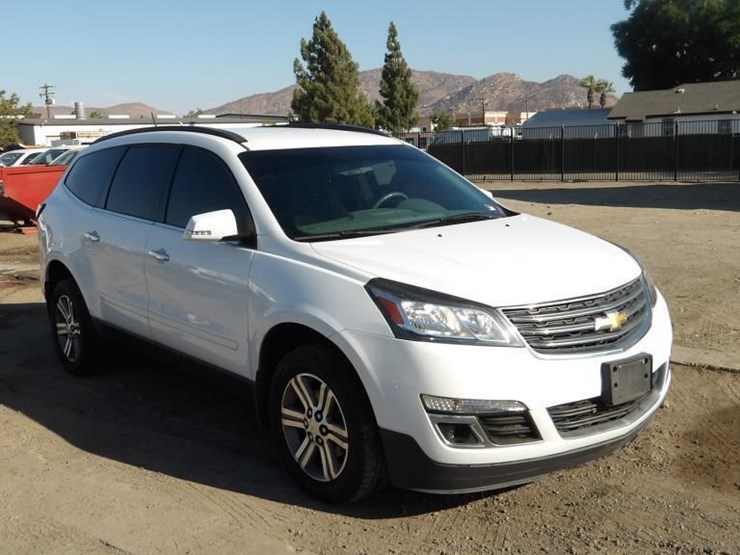 2017-chevrolet-traverse-image-2