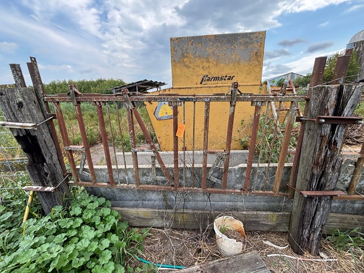 #2590-•-(4)-farm-shop-self-locking-head-gates-image-3