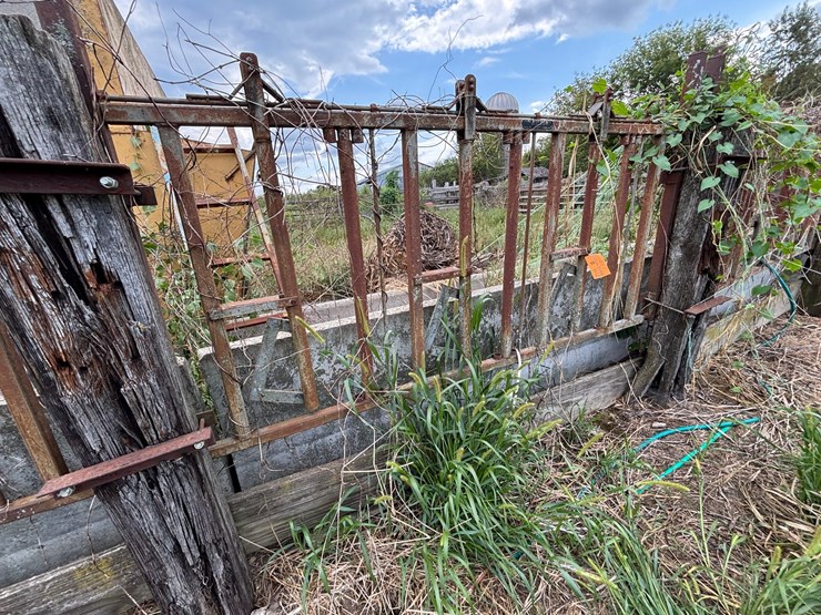 #2590-•-(4)-farm-shop-self-locking-head-gates-image-6