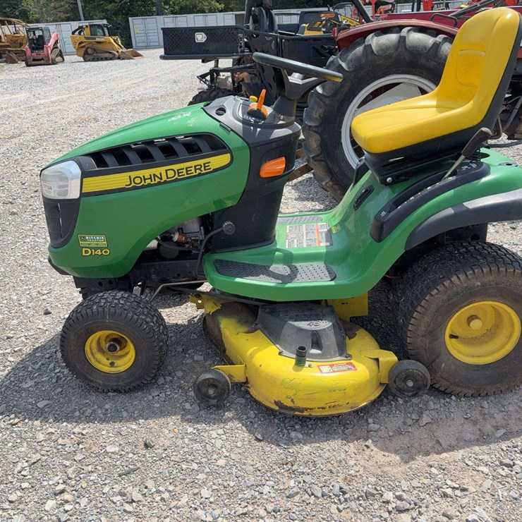 JOHN DEERE D140