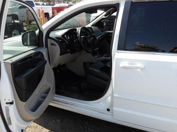 2017-dodge-grand-caravan-image-14