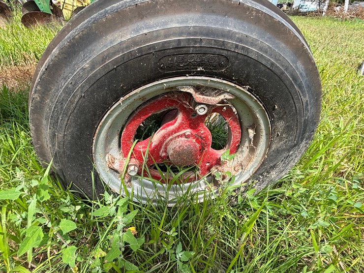 #2567-•-mccormick-farmall-560-gas-tractor-image-40