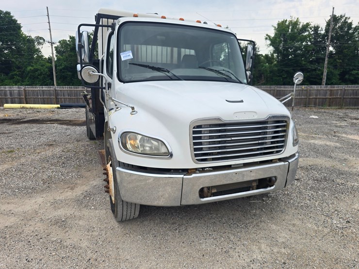 2006-freightliner-m2-106-image-21