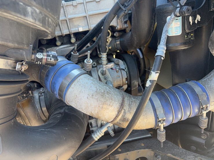2012-freightliner-business-class-m2-112-day-cab-semi-image-8
