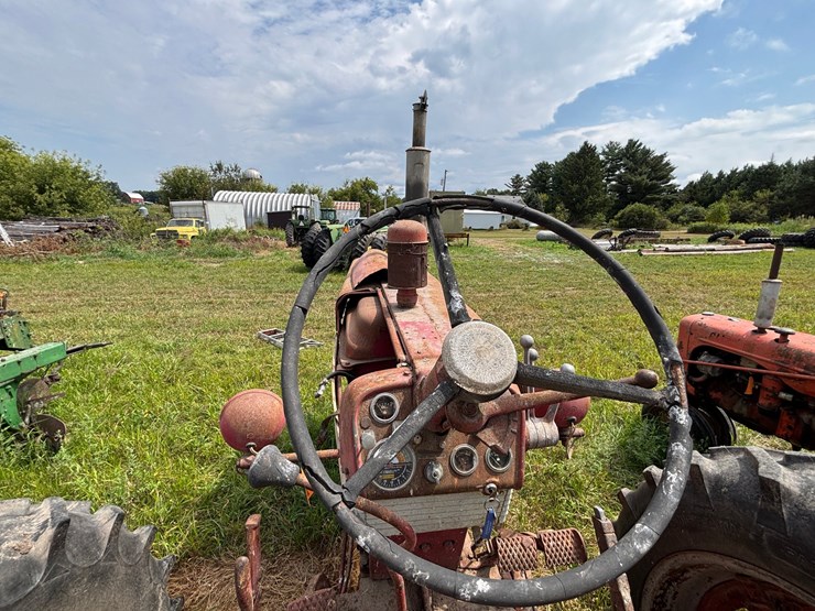#2567-•-mccormick-farmall-560-gas-tractor-image-20