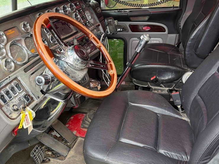 2016-peterbilt-389-image-15