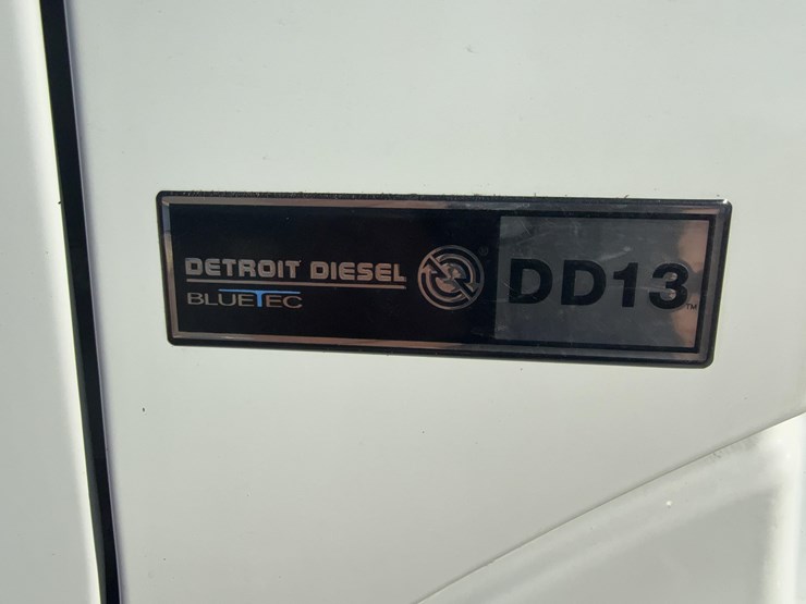 2012-freightliner-business-class-m2-112-day-cab-semi-image-6