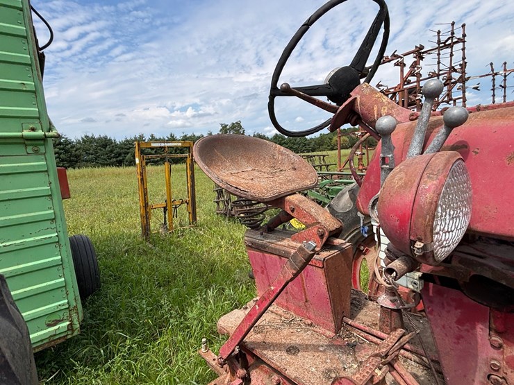 #2567-•-mccormick-farmall-560-gas-tractor-image-38