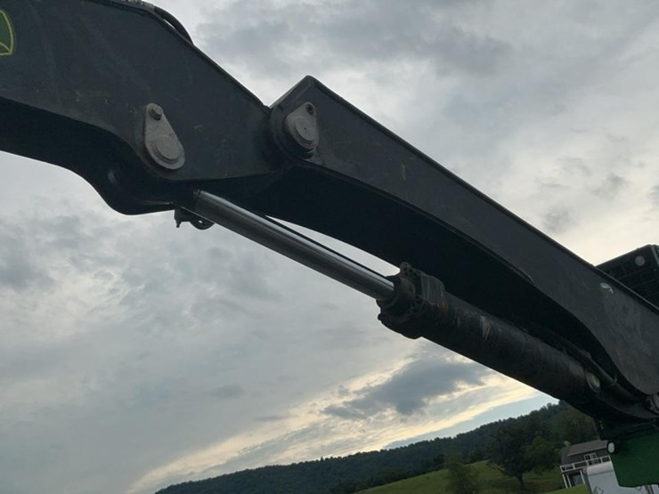 2015-deere-335d-image-48