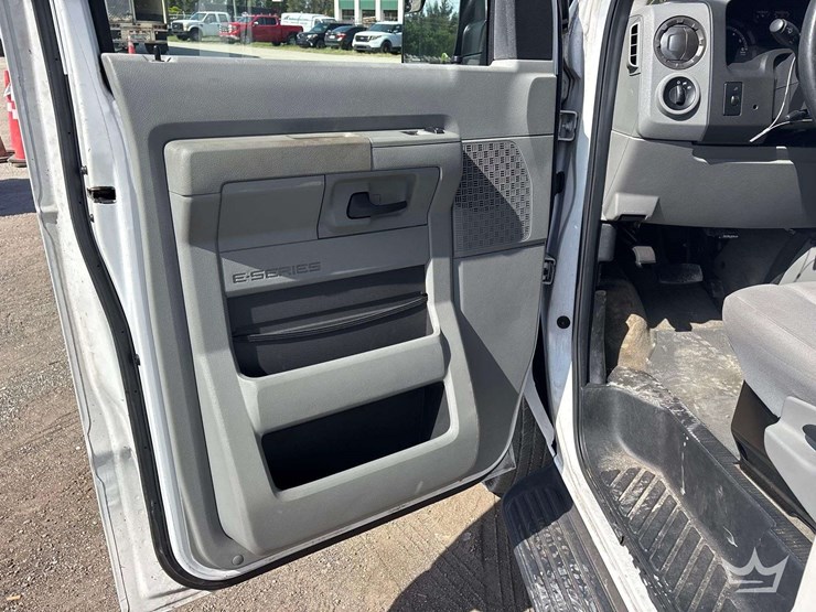 2013-ford-e350-image-25