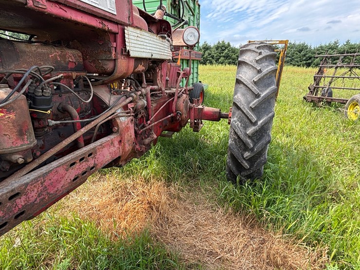 #2567-•-mccormick-farmall-560-gas-tractor-image-45