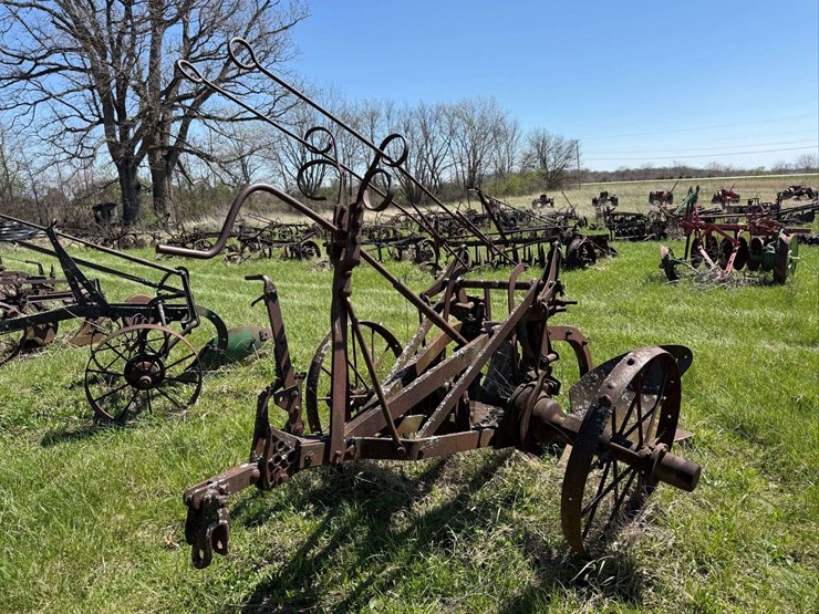 oliver-two-bottom-horse-drawn-walking-plow-with-no.-3-bottoms-image-1