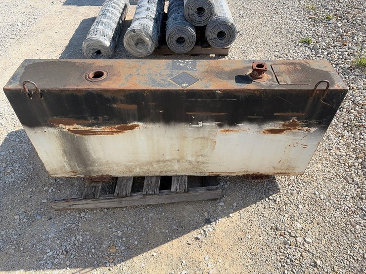 #16-•-105-gal-steel-fuel-tank-image-2