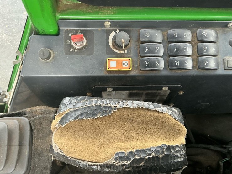 2015-deere-335d-image-21