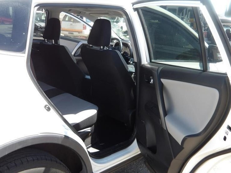 2016-toyota-rav4-image-16