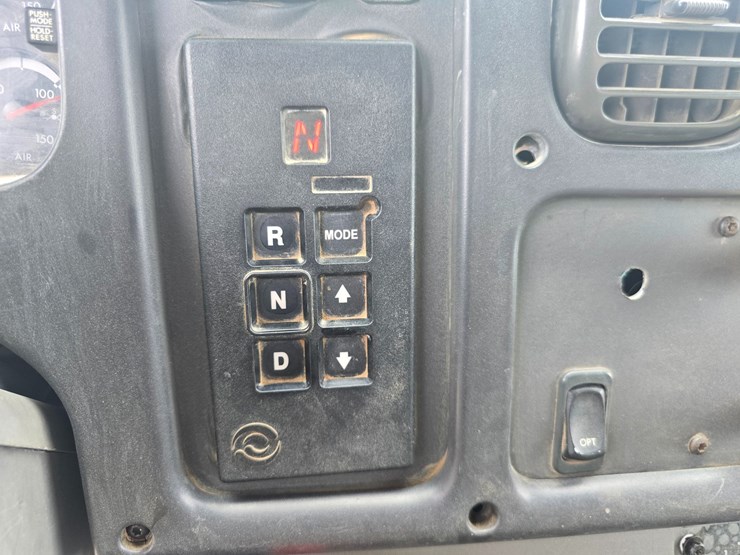 2006-freightliner-m2-106-image-50