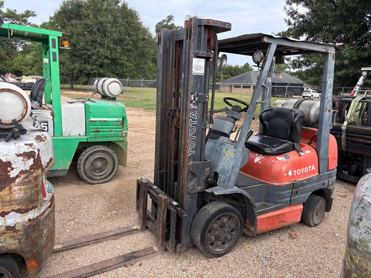 #2100-•-toyota-42-6fgcu25-forklift-image-1
