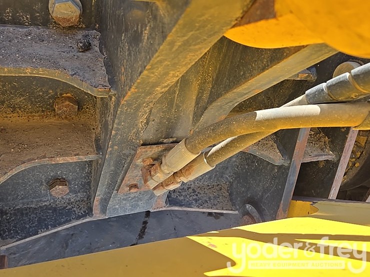 2023-komatsu-d61px-24-image-30
