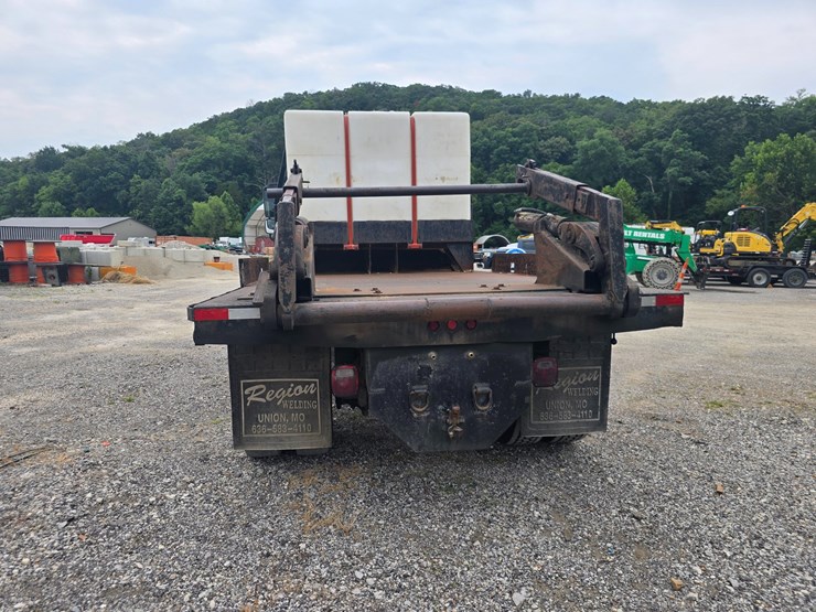 2006-freightliner-m2-106-image-11