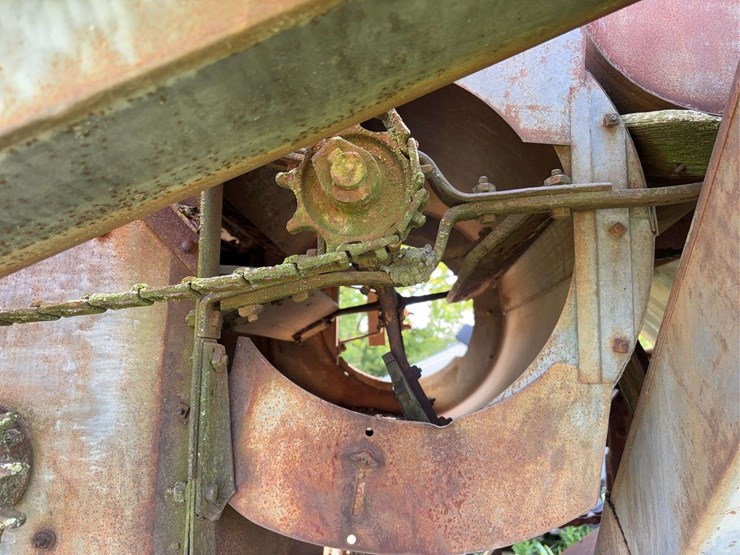 holt-caterpillar-pull-type-combine-image-26