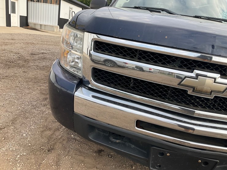 #2052-•-2010-chevrolet-silverado-4x4-pickup-truck-image-12