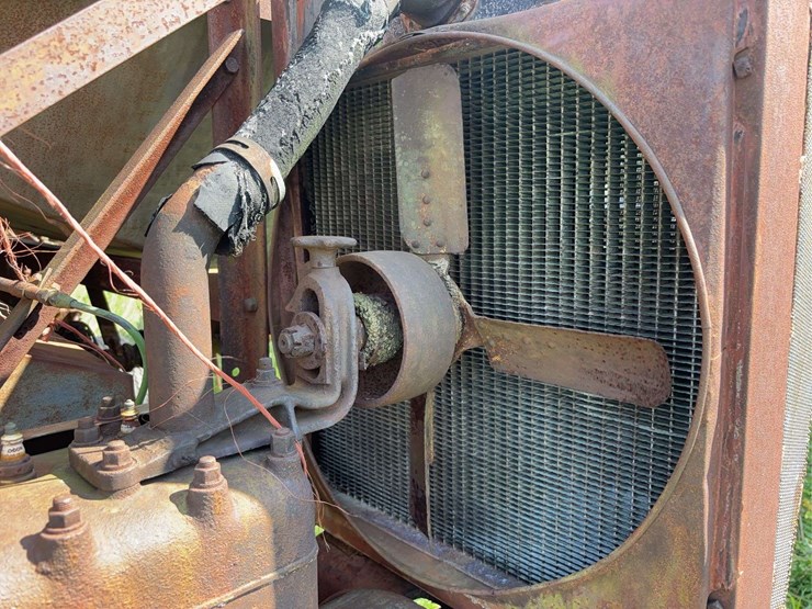 holt-caterpillar-pull-type-combine-image-21