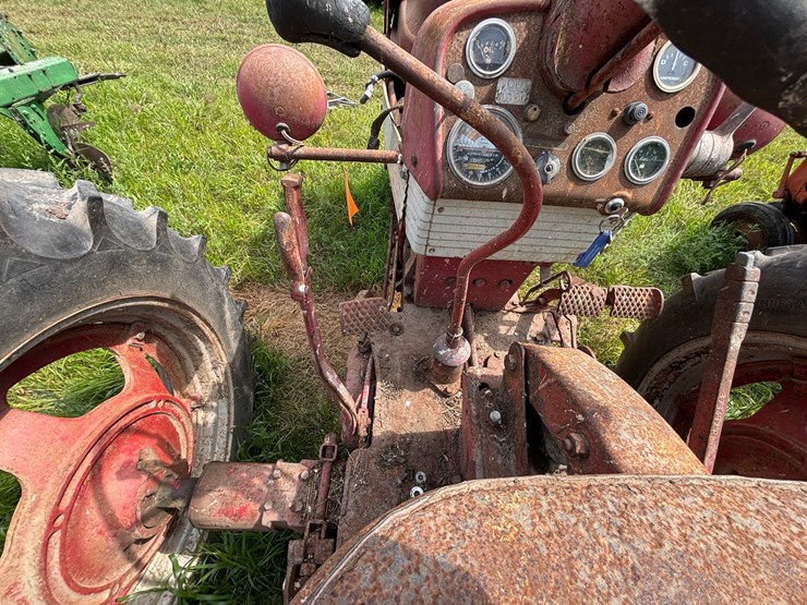 #2567-•-mccormick-farmall-560-gas-tractor-image-19