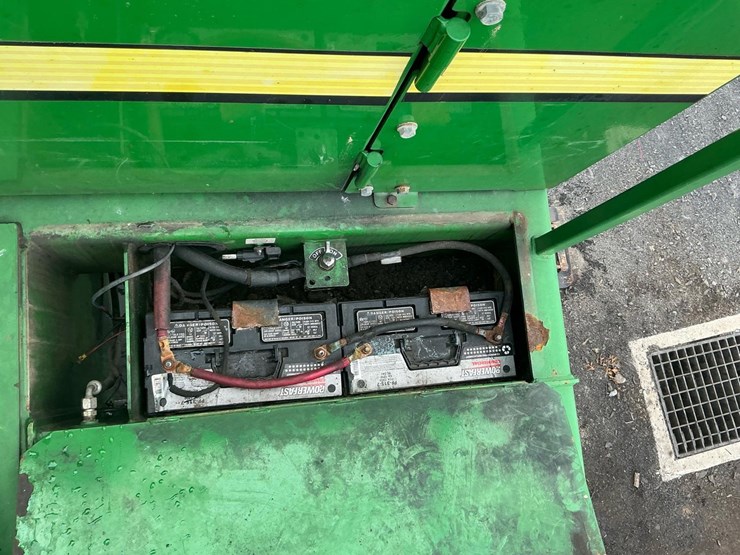 2015-deere-335d-image-15