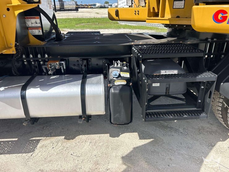 2017-freightliner-m2-106-image-26