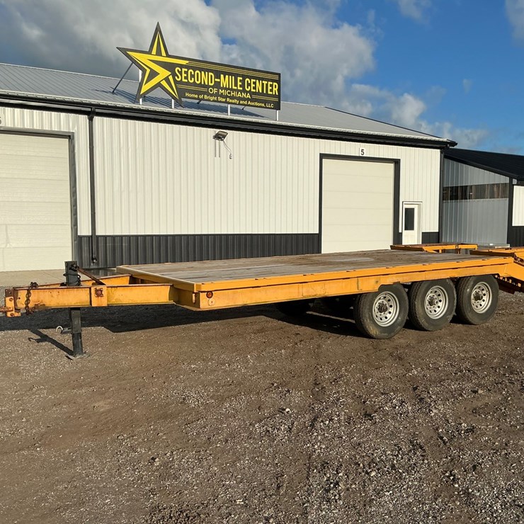 #2175 • Tri-Axle Flatbed Equipment Trailer
