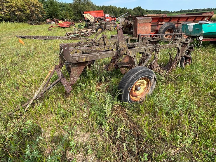 #2651-•-john-deere-(3)-bottom-plow-image-2