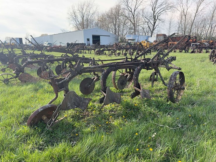 ihc-3-bottom-plow-image-3